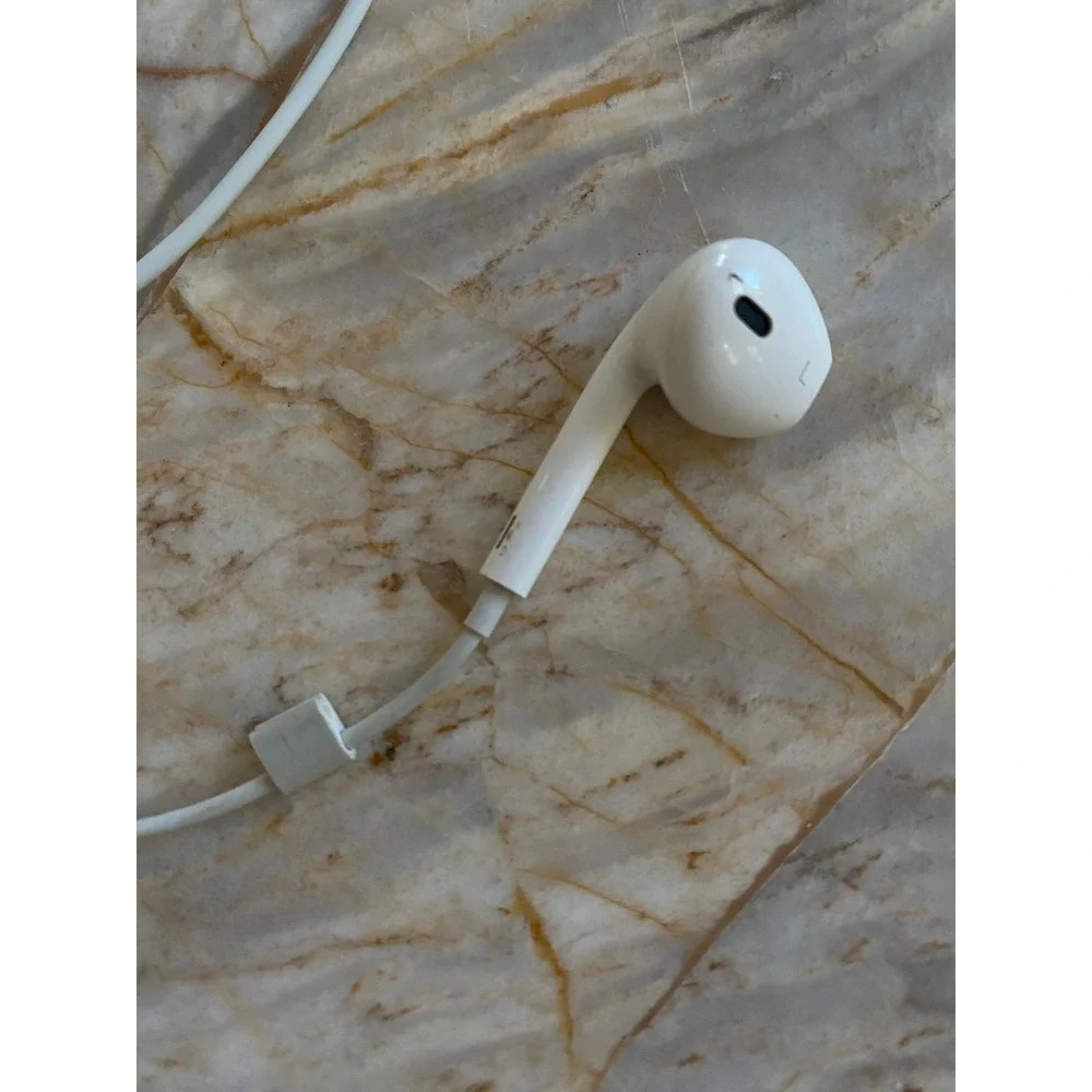 Apple EarPods Wired Headphones with 3.5mm Plug White MD827LL/A
